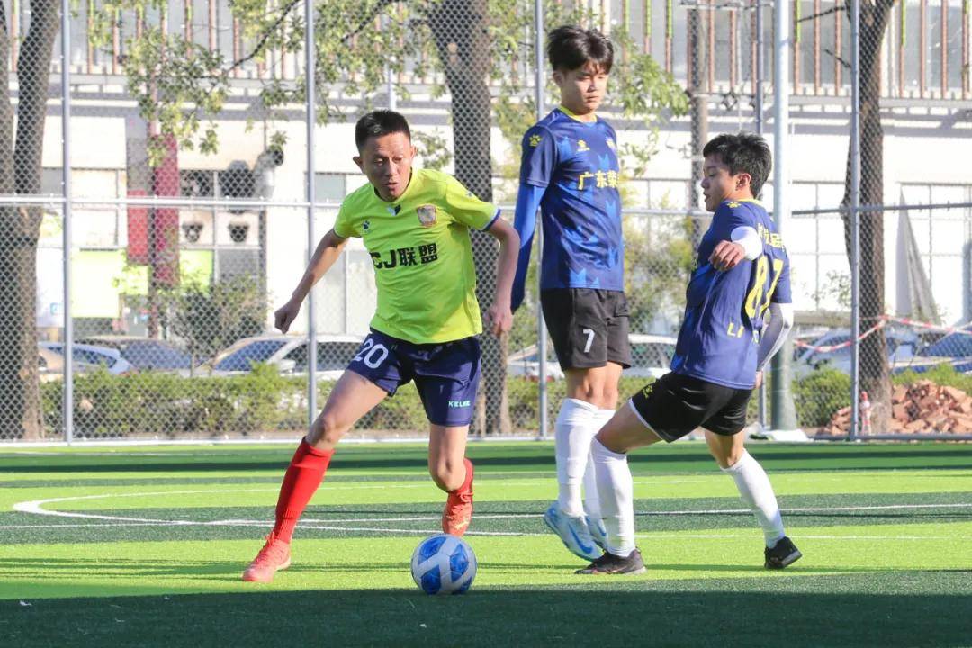 乙级足球联赛上演精彩对决，场外掠影引人入胜