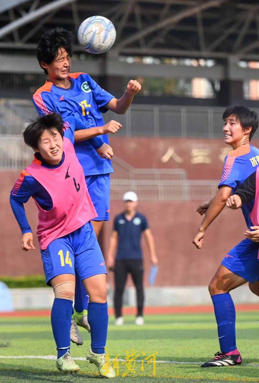 足球热战即将上演,球员们准备出战 足球热战即将上演,球员们准备出战