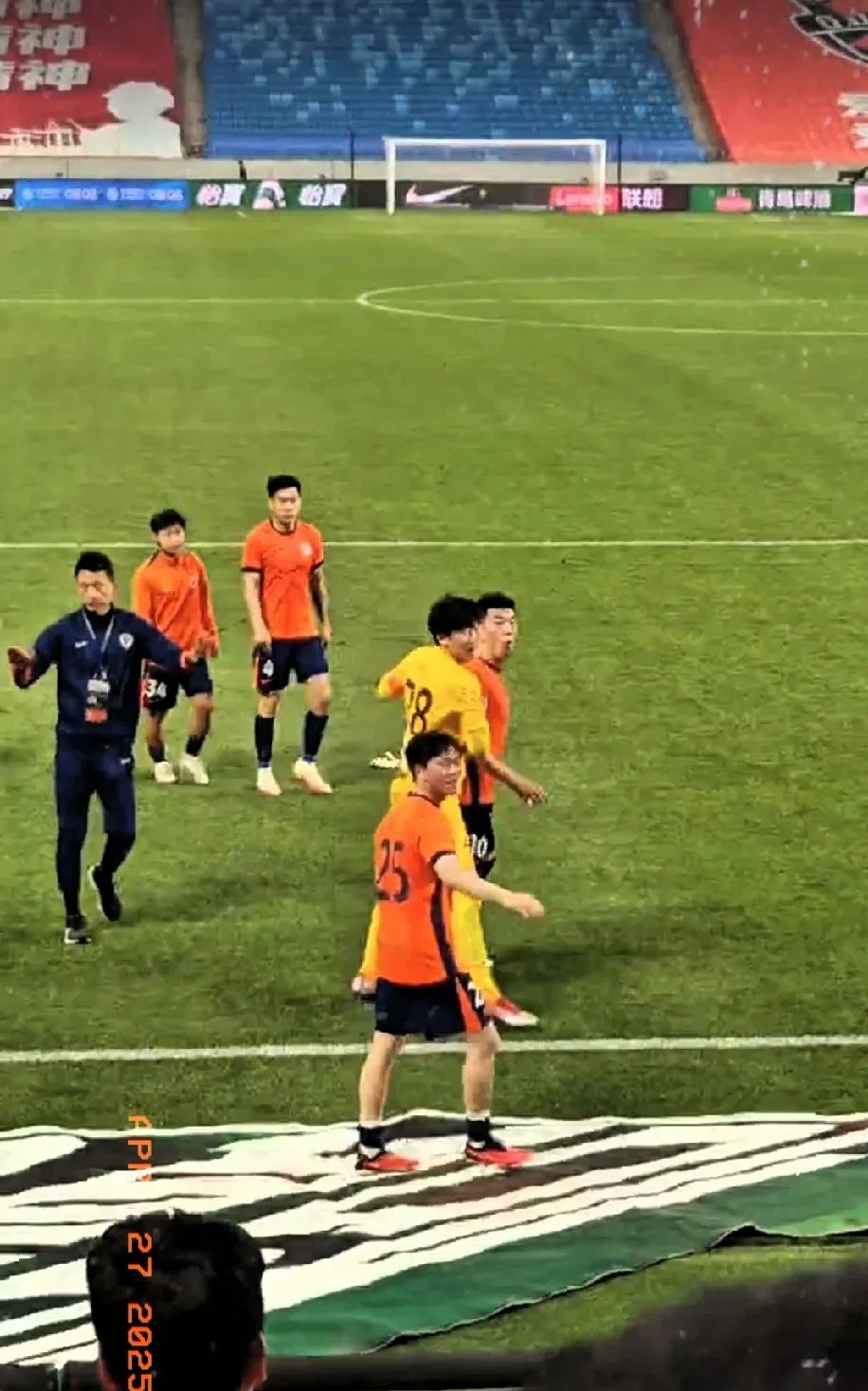 青岛黄海客场艰难获胜,球迷狂欢冲击大联赛 青岛黄海客场艰难获胜,球迷狂欢冲击大联赛