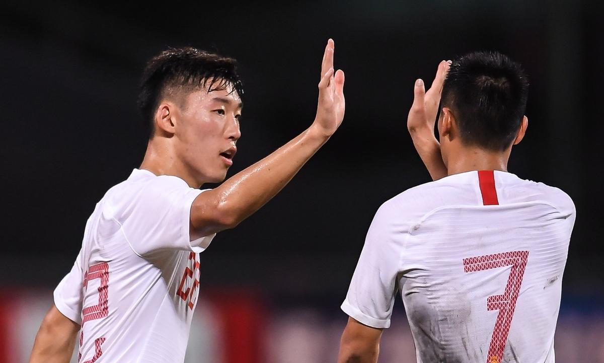 一支队伍在澳洲足球比赛中获得胜利 一支队伍在澳洲足球比赛中获得胜利