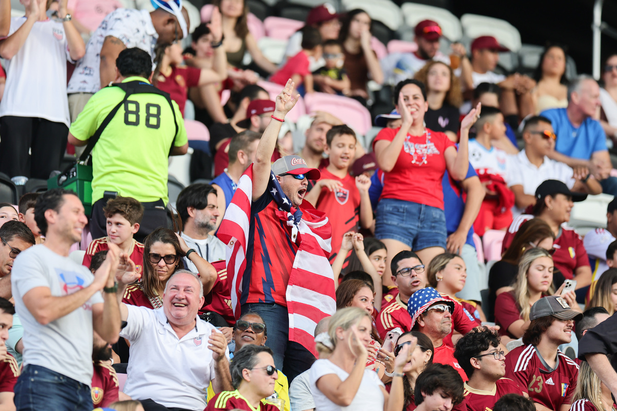 一支队伍在澳洲足球比赛中获得胜利 一支队伍在澳洲足球比赛中获得胜利