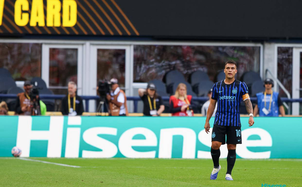 崭露头角,选手获得金牌奖杯的简单介绍 崭露头角,选手获得金牌奖杯的简单介绍