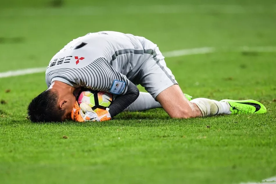 上海申花绝杀太稀疏!遭遇眼镜蛇5:1逆转 上海申花绝杀太稀疏!遭遇眼镜蛇5:1逆转