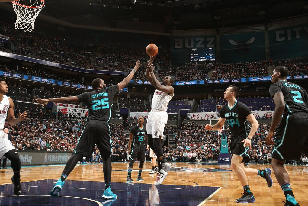 猛龙大胜黄蜂,继续不败纪录 猛龙大胜黄蜂,继续不败纪录