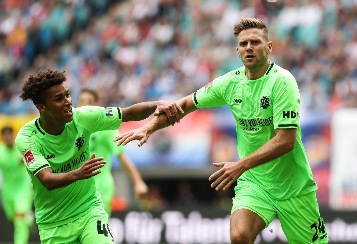 汉诺威客场失利,德甲比赛难以挽回颓势 汉诺威客场失利,德甲比赛难以挽回颓势