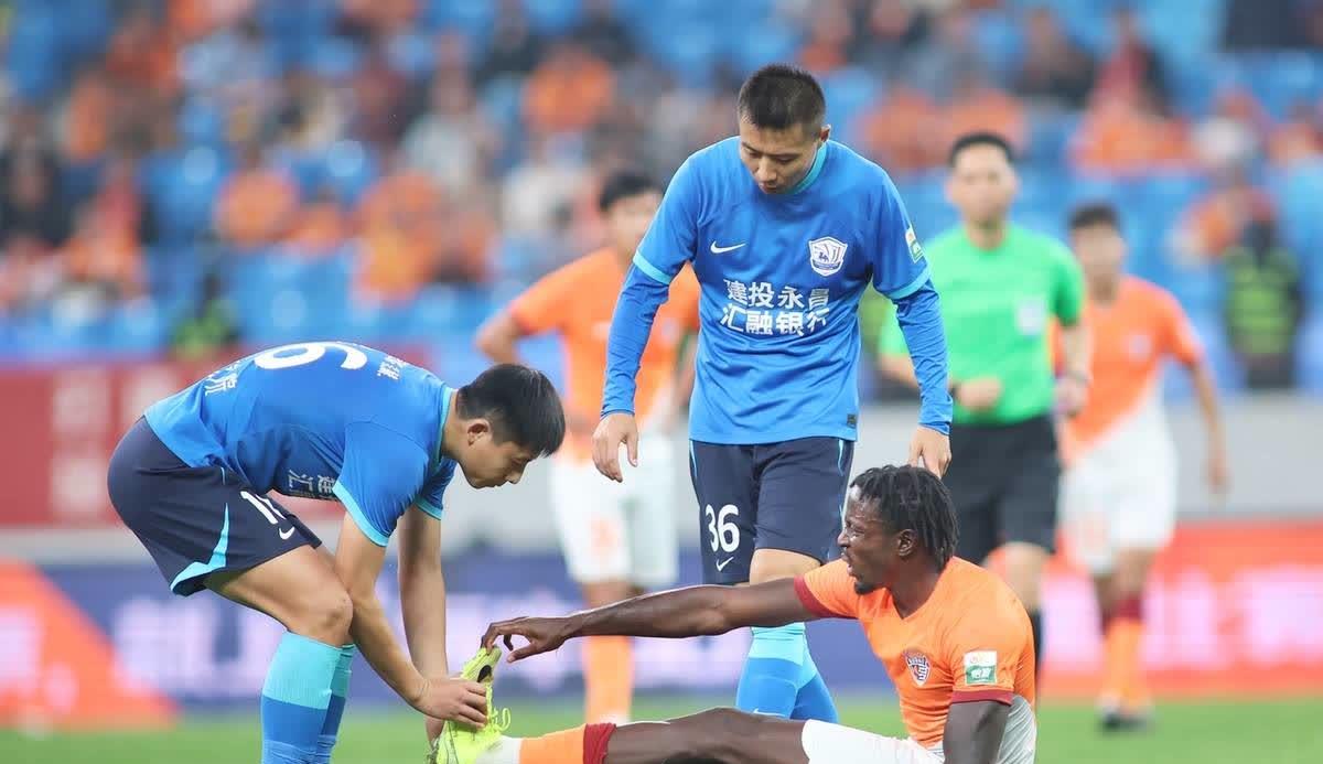 中国足球亚冠赛事再度延期,球迷期待比赛重新开打 中国足球亚冠赛事再度延期,球迷期待比赛重新开打