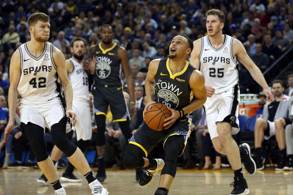 勇士胜马刺,库里44分持续火热状态。 勇士胜马刺,库里44分持续火热状态。