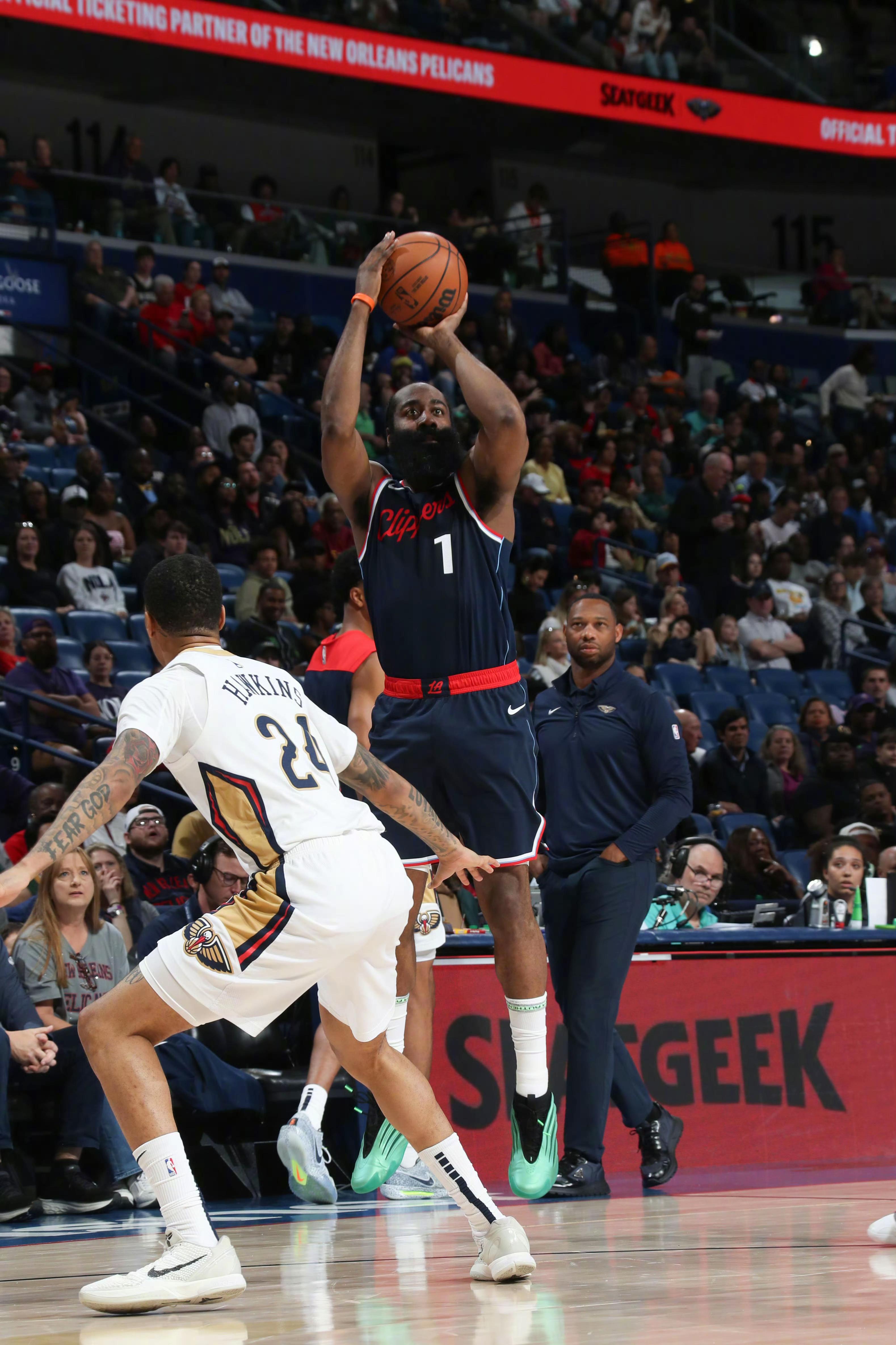 快船主场擒鹈鹕继续追击